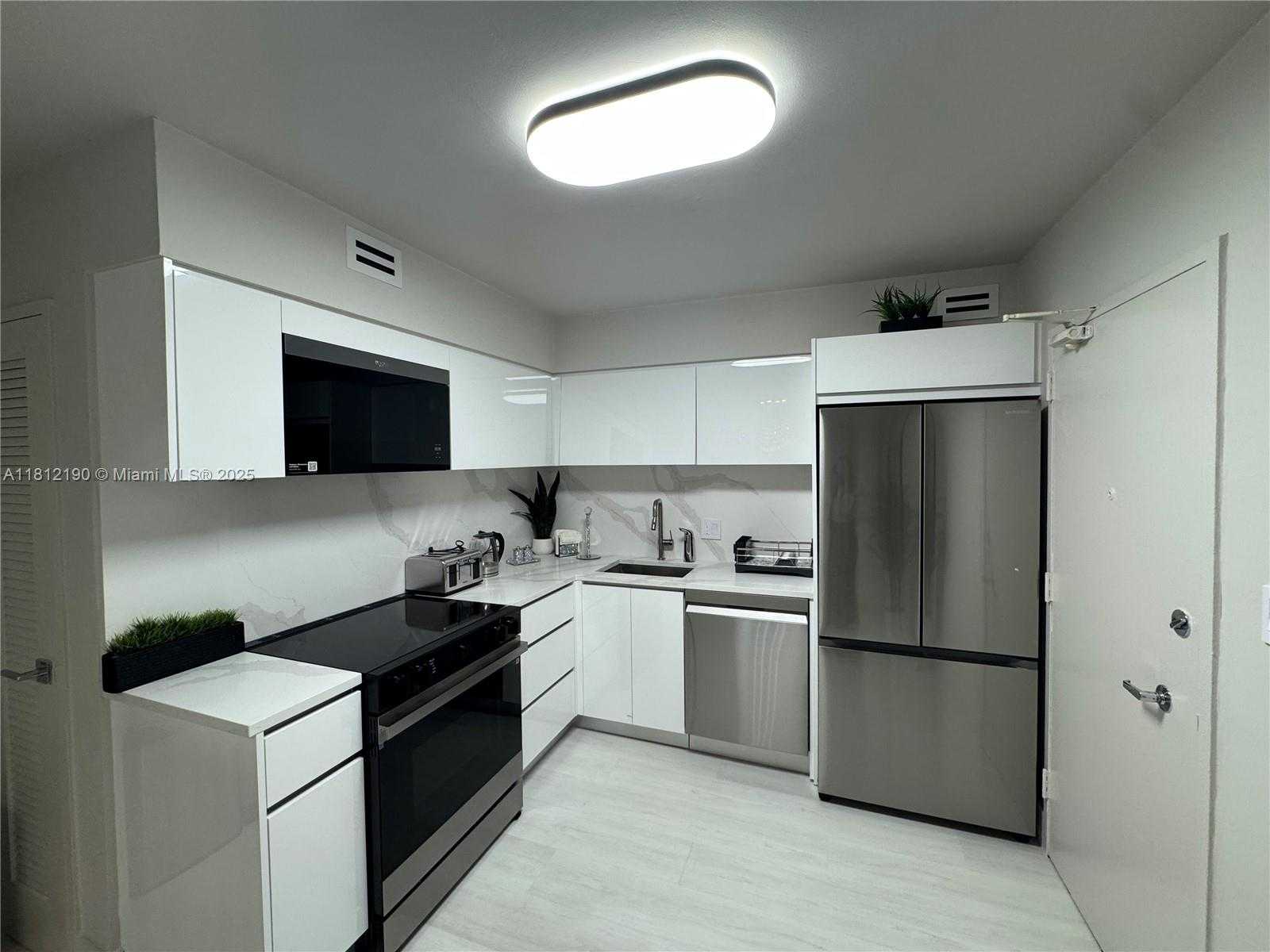 Small Image of 5151 COLLINS AVE #726, Miami Beach Number 12