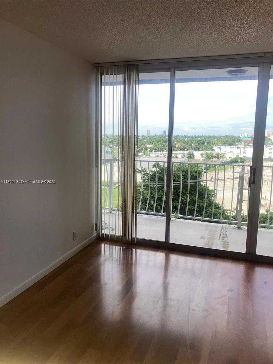 Small Image of 7601 EAST TREASURE DR #601, North Bay Village Number 4