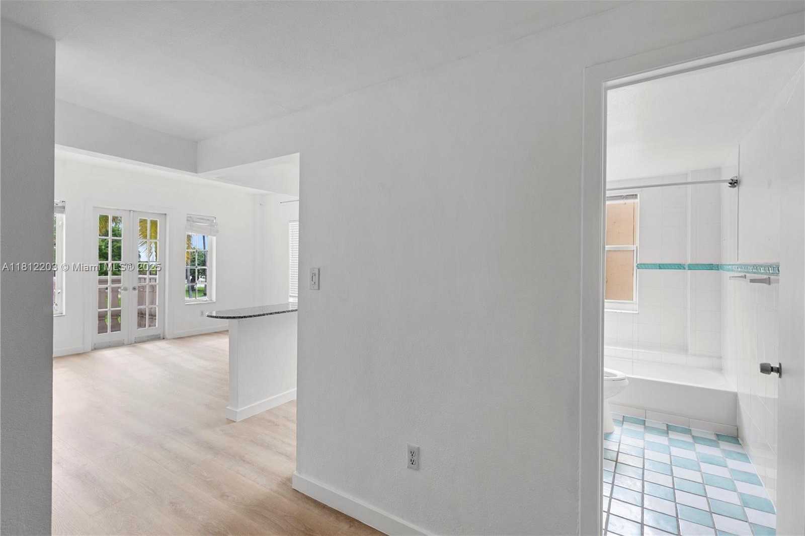 Small Image of 918 OCEAN DR #208, Miami Beach Number 2