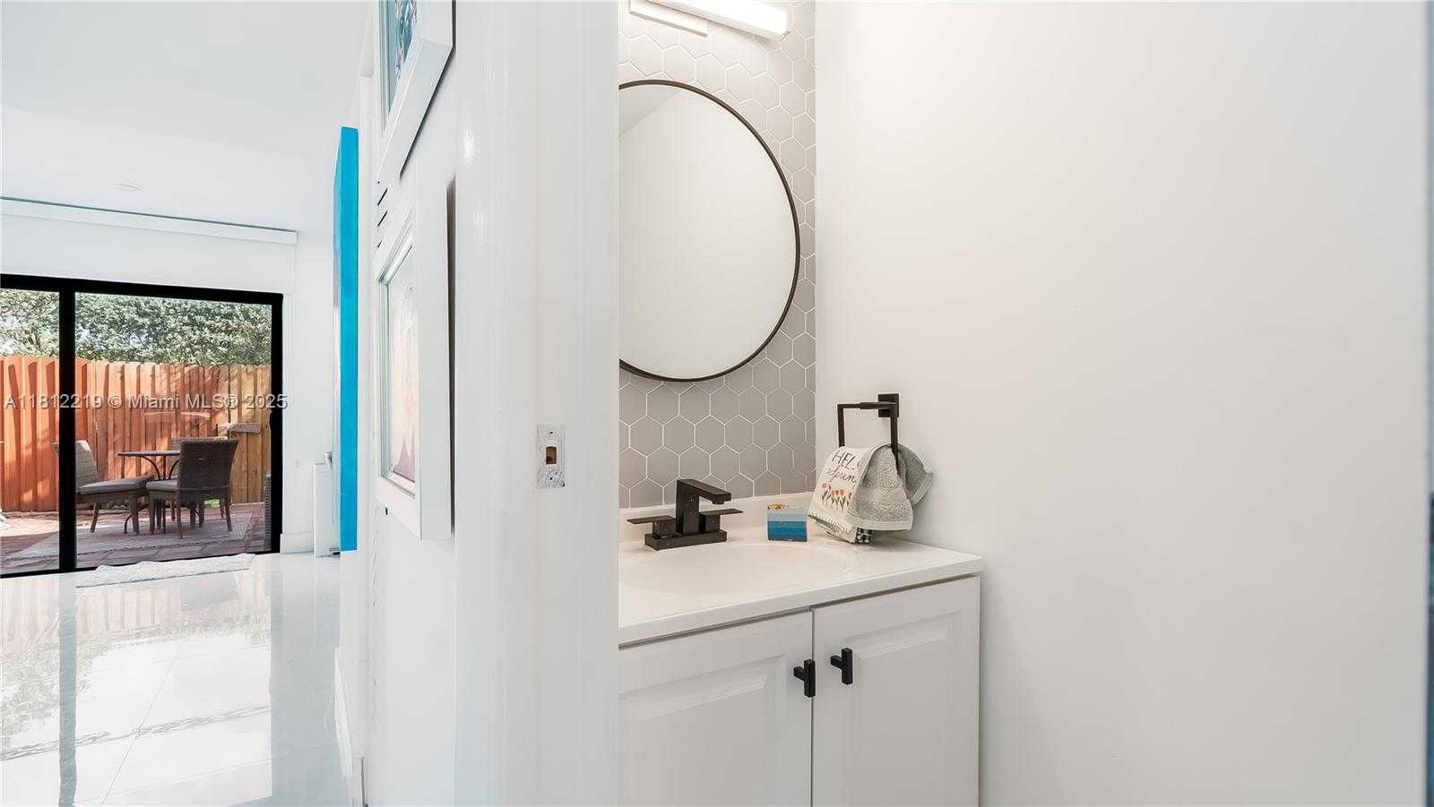 Small Image of 10011 SOUTH WEST 77TH CT, Miami Number 25