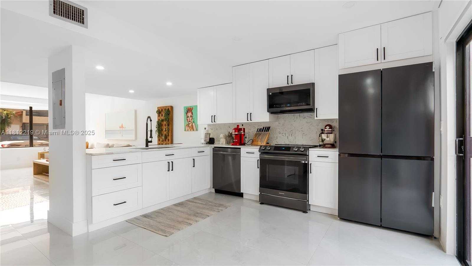 Small Image of 10011 SOUTH WEST 77TH CT, Miami Number 3
