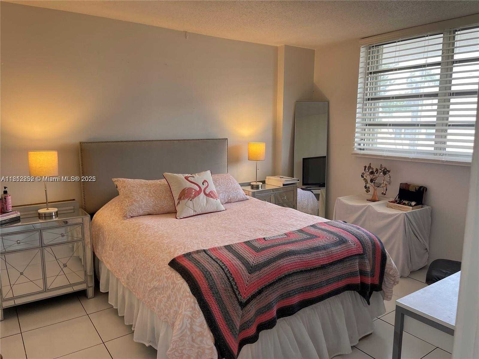 Small Image of 345 OCEAN DR #403, Miami Beach Number 11