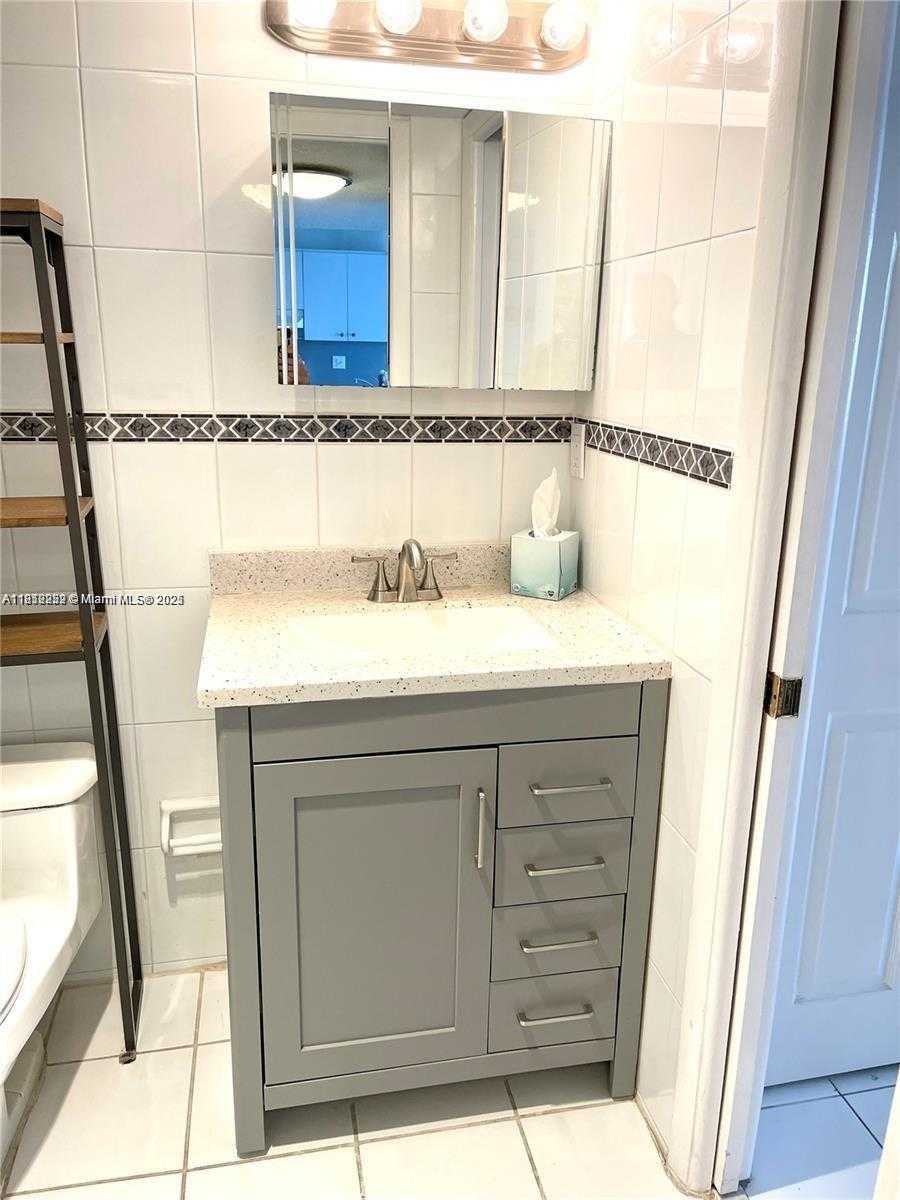 Small Image of 345 OCEAN DR #403, Miami Beach Number 14