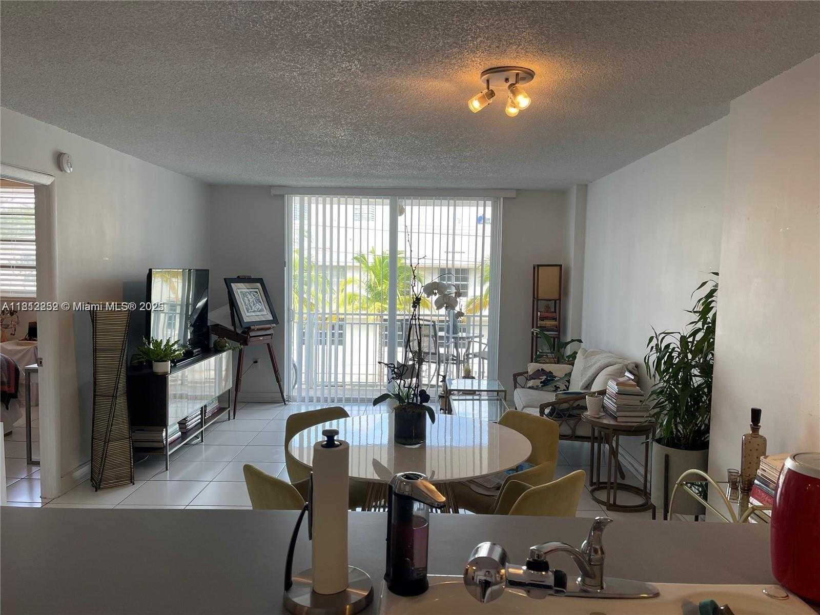 Small Image of 345 OCEAN DR #403, Miami Beach Number 4