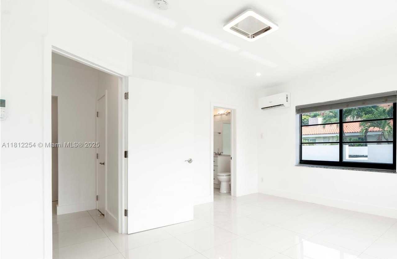 Small Image of 7620 Abbott Ave, Miami Beach, FL 33141, USA Number 10