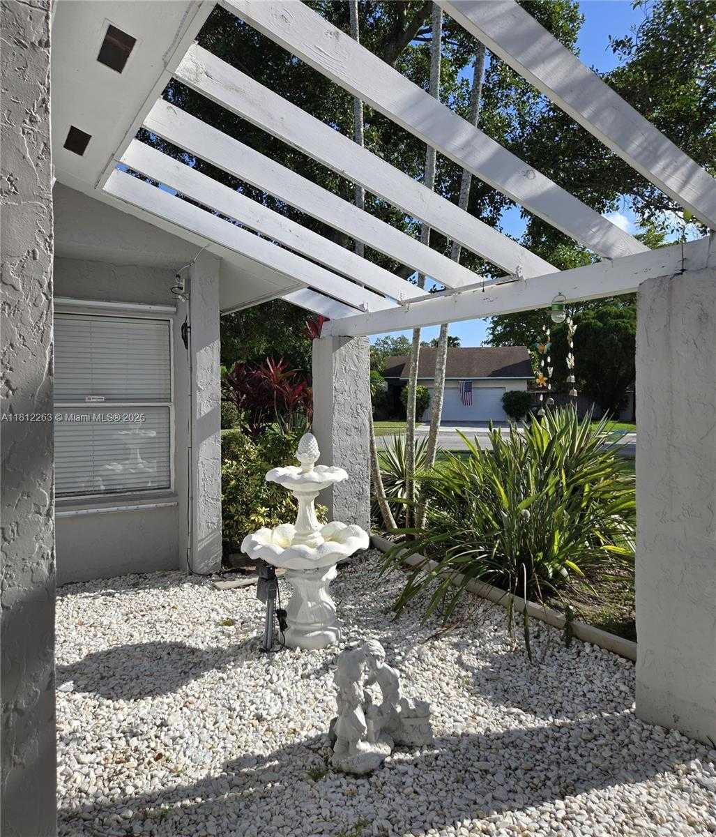 Small Image of 10625 SOUTH WEST 127TH PL, Miami Number 8