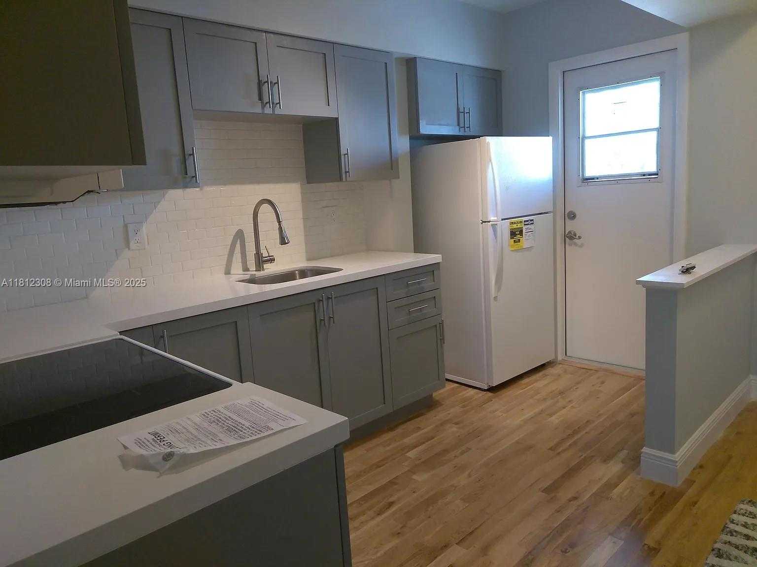 Small Image of 6580 SANTONA ST #A22, Coral Gables Number 3