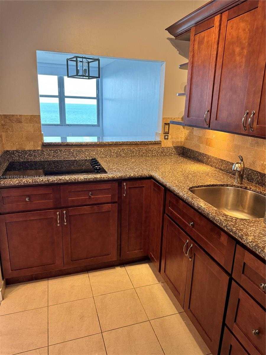 Small Image of 2899 COLLINS AVE #1447, Miami Beach Number 5