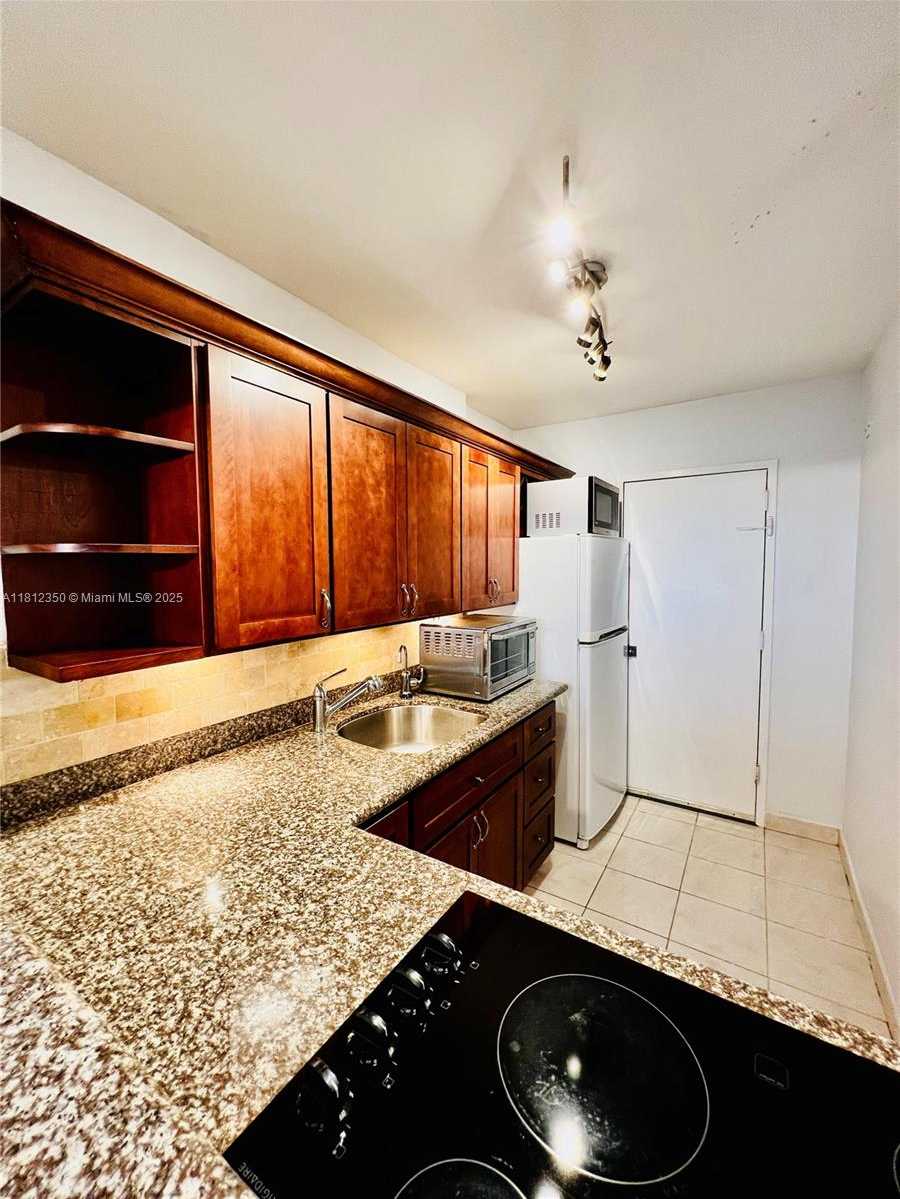 Small Image of 2899 COLLINS AVE #1447, Miami Beach Number 7
