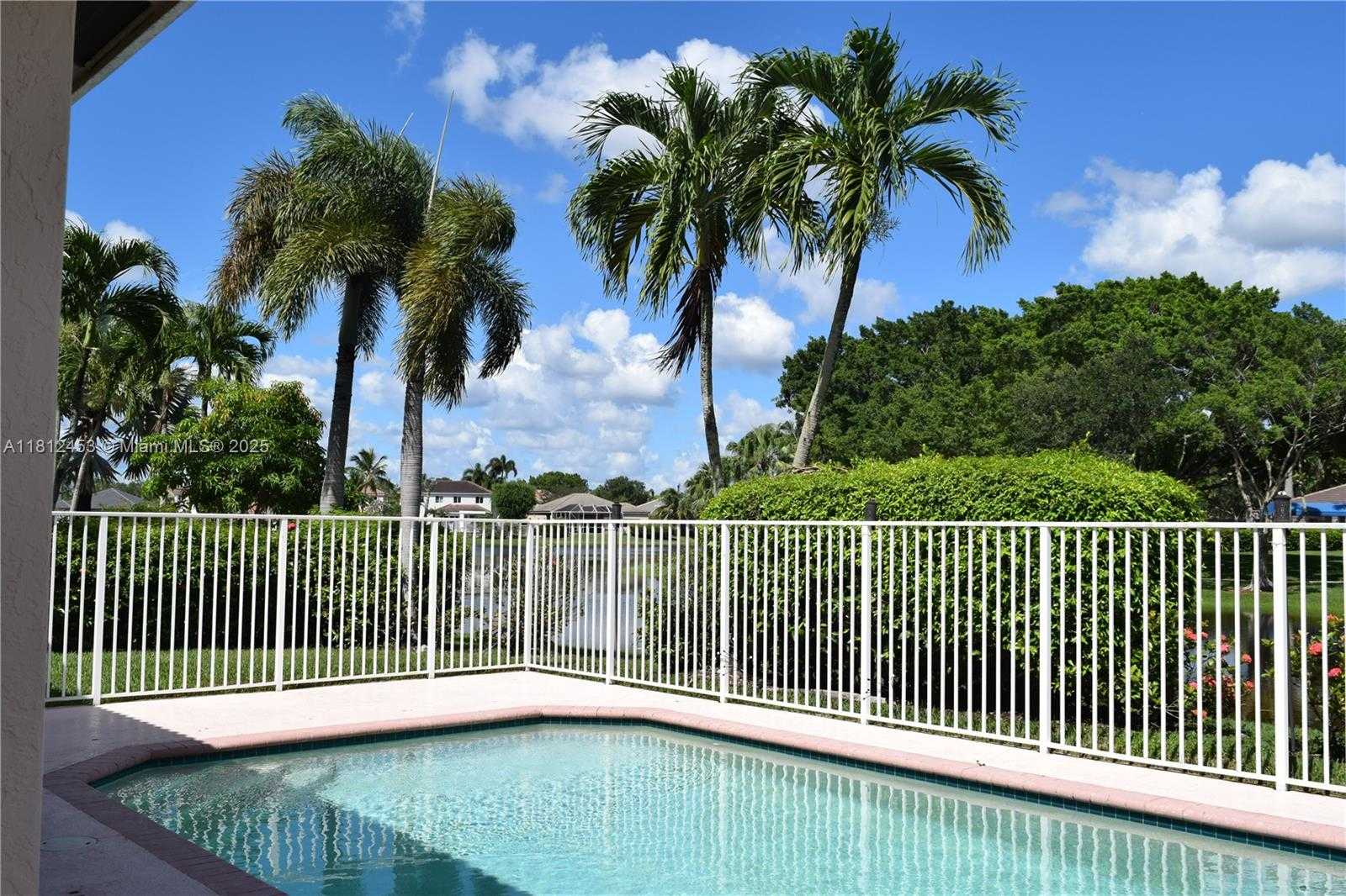 Small Image of 991 CRESTVIEW CIR, Weston Number 2