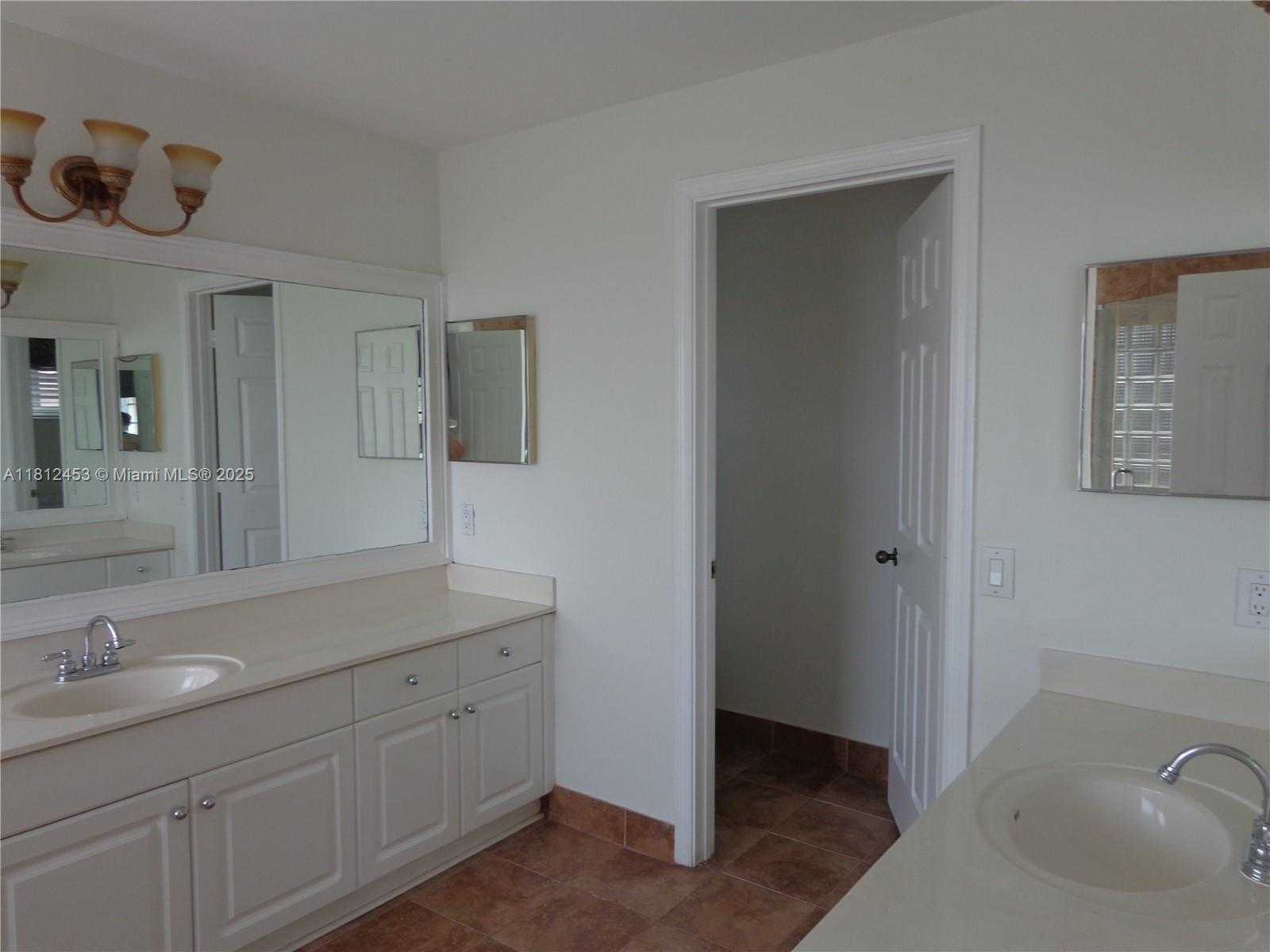 Small Image of 991 CRESTVIEW CIR, Weston Number 28