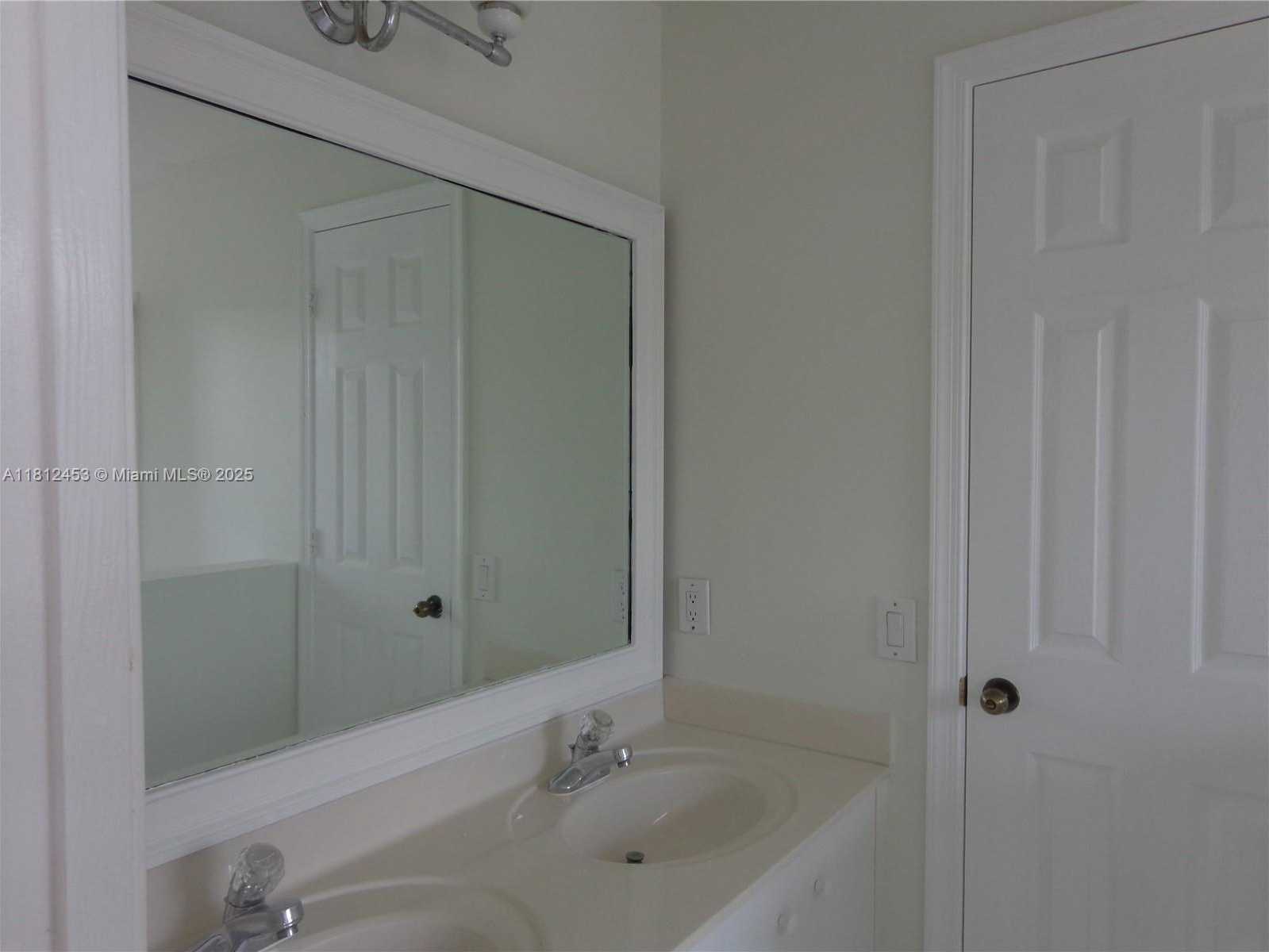 Small Image of 991 CRESTVIEW CIR, Weston Number 31