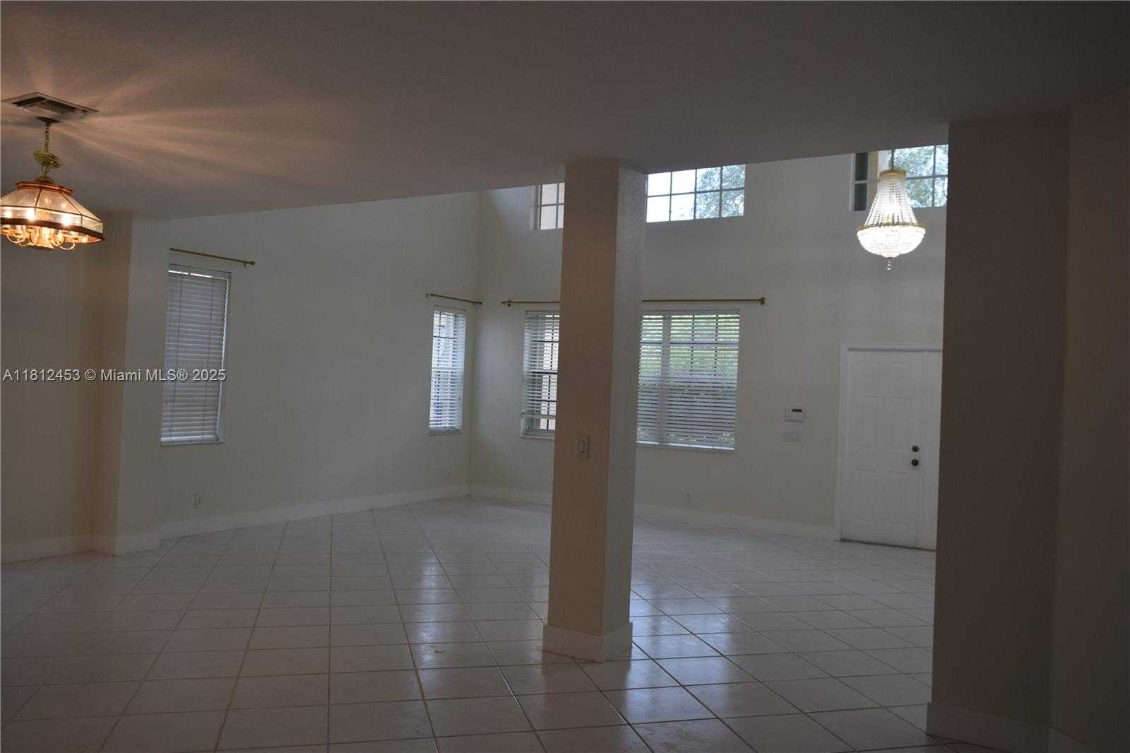 Small Image of 991 CRESTVIEW CIR, Weston Number 4