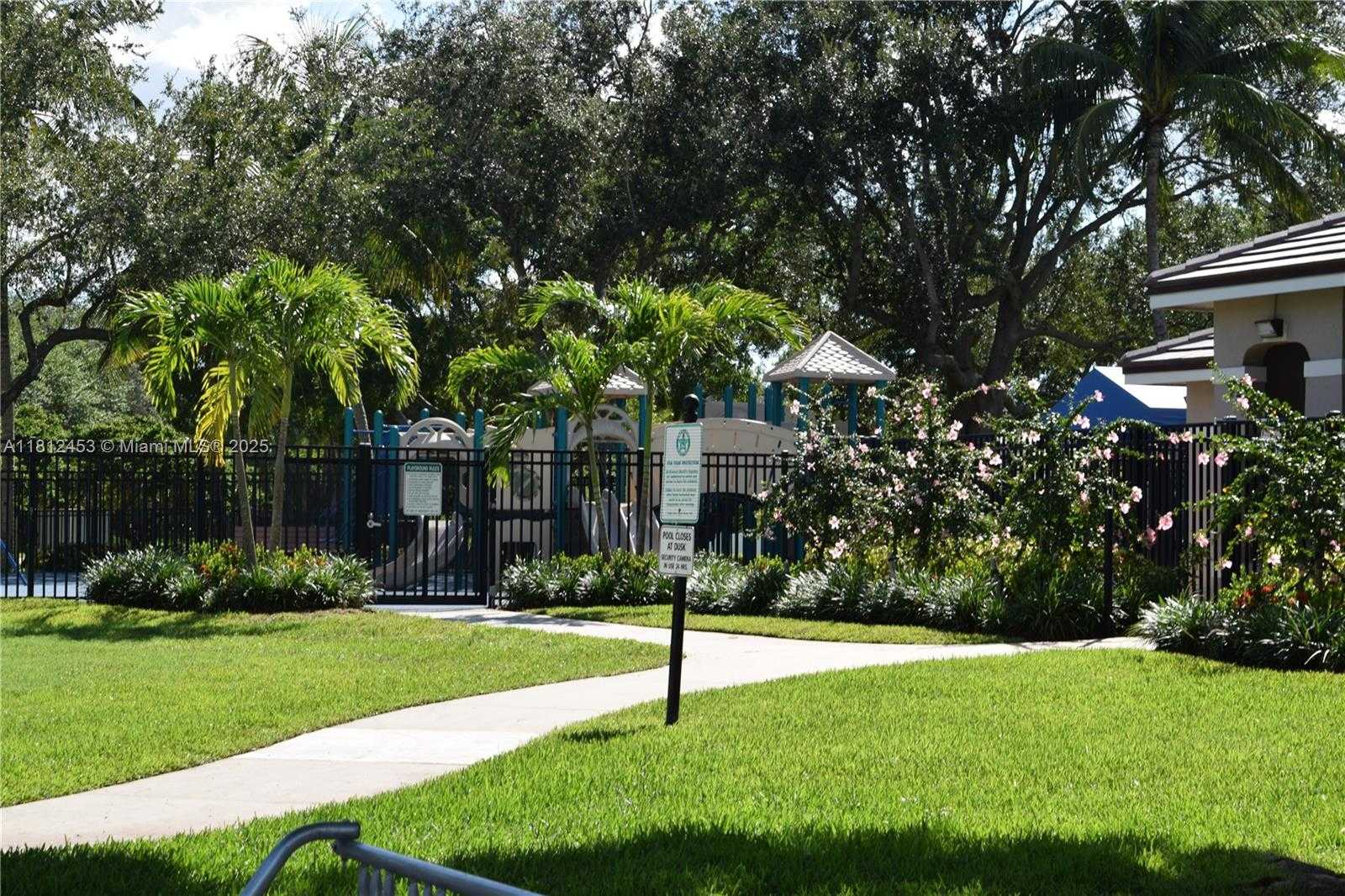 Small Image of 991 CRESTVIEW CIR, Weston Number 47
