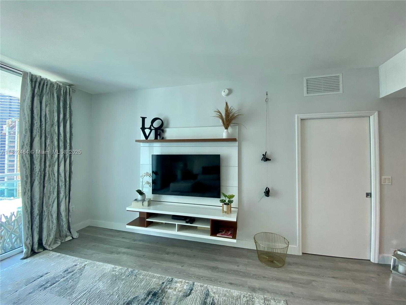 Small Image of 951 BRICKELL AVE #2409, Miami Number 4