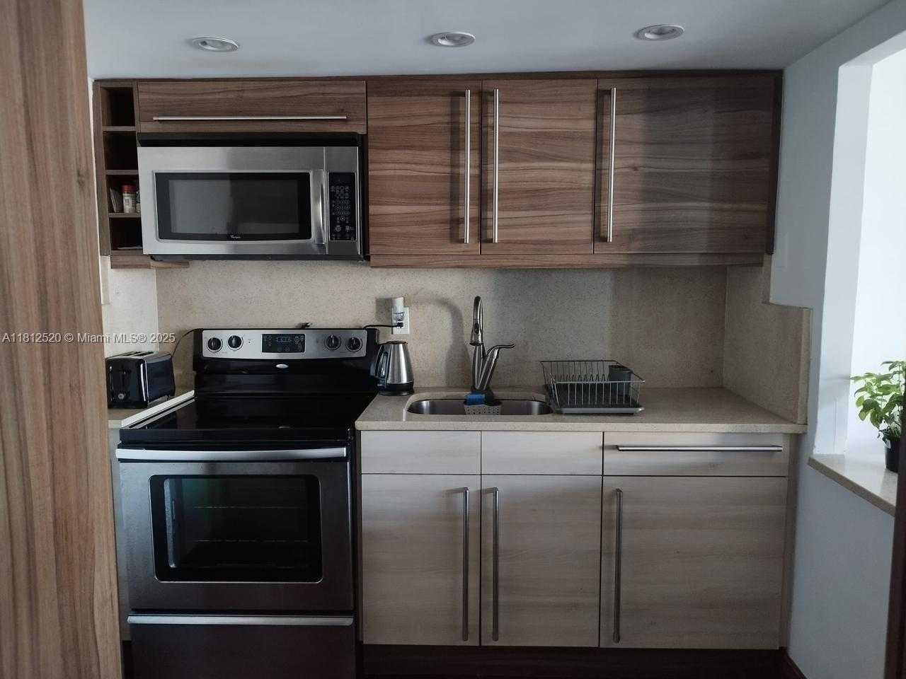 Small Image of 5401 COLLINS AVE #1110, Miami Beach Number 10