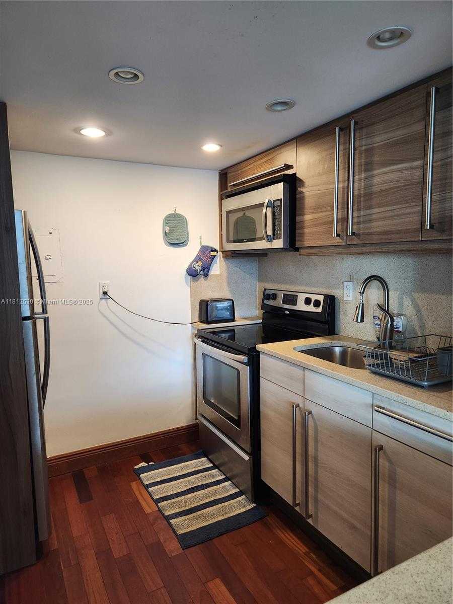 Small Image of 5401 COLLINS AVE #1110, Miami Beach Number 11