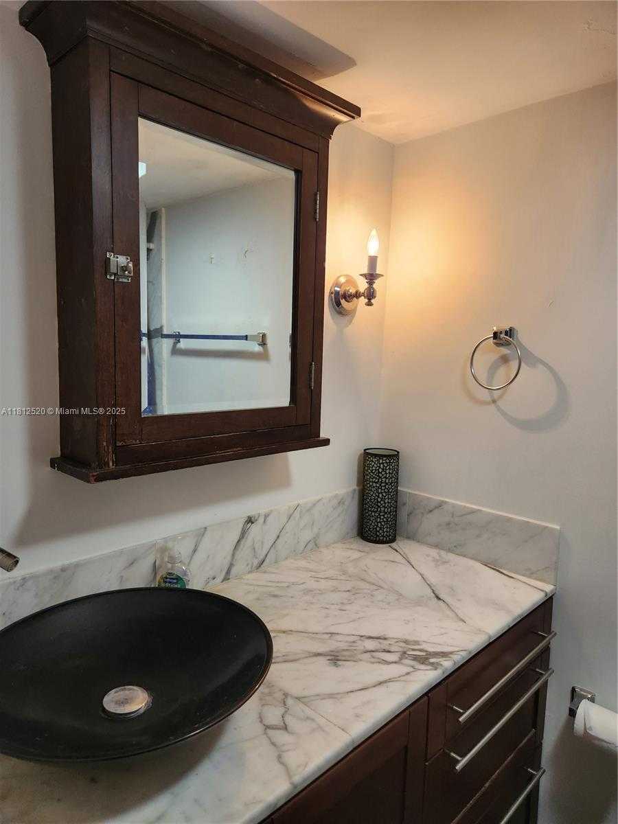 Small Image of 5401 COLLINS AVE #1110, Miami Beach Number 21