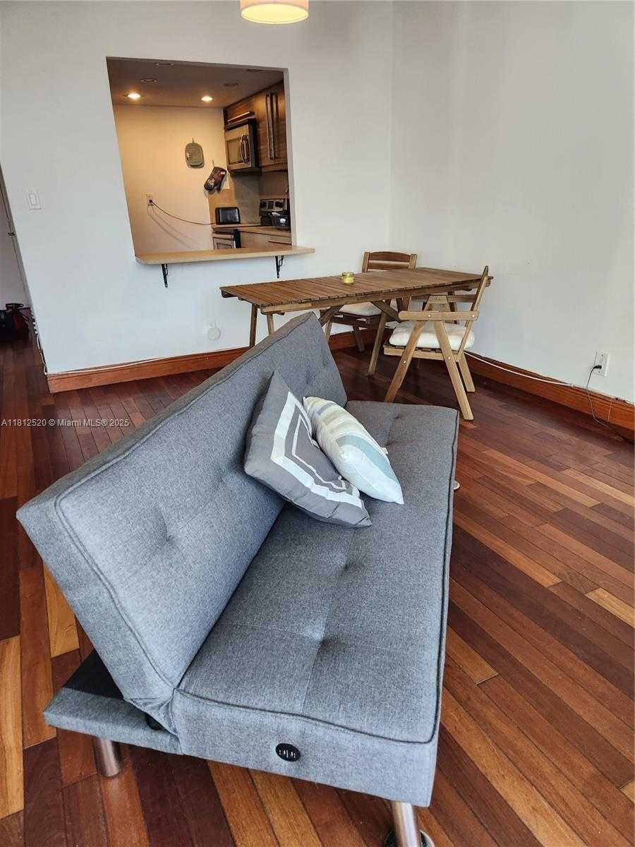 Small Image of 5401 COLLINS AVE #1110, Miami Beach Number 6