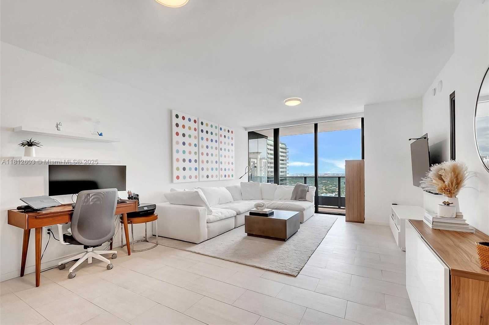 Small Image of 1000 BRICKELL PLZ #3206, Miami Number 4