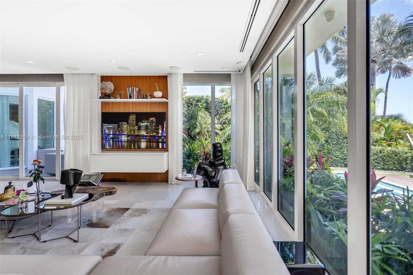 Small Image of 420 ISLAND DR, Key Biscayne Number 24