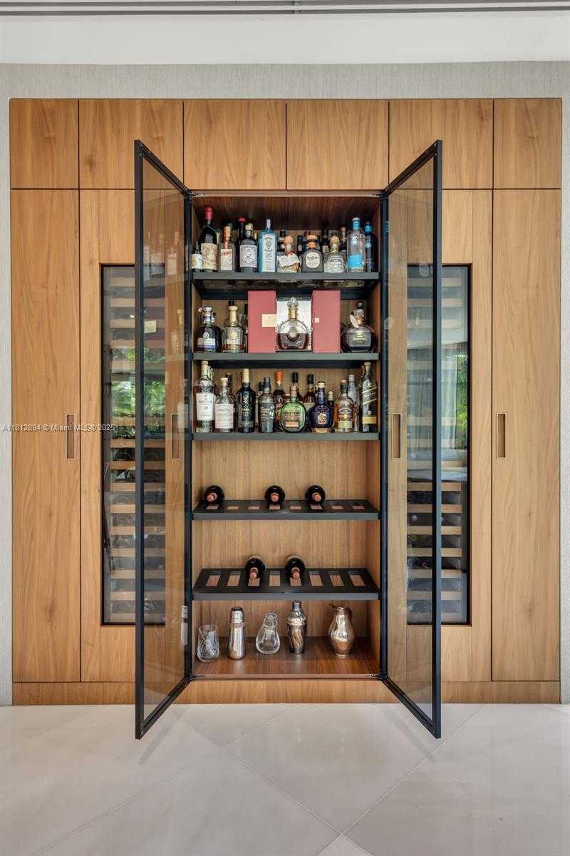 Small Image of 420 ISLAND DR, Key Biscayne Number 28