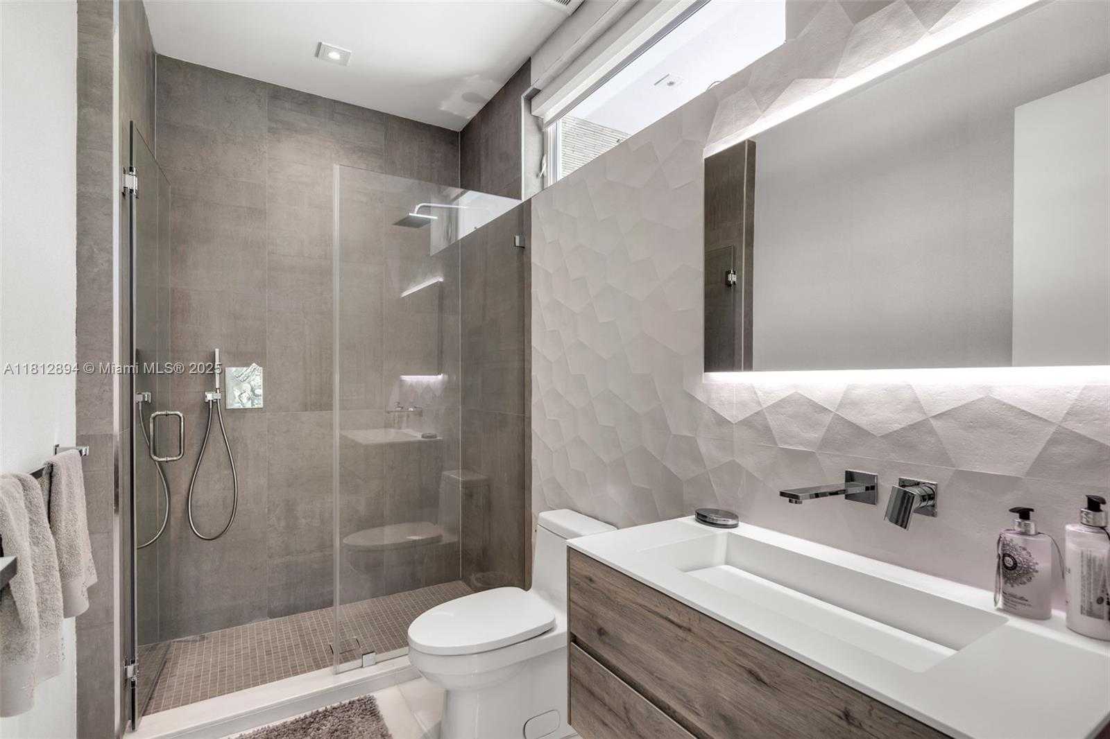 Small Image of 420 ISLAND DR, Key Biscayne Number 31