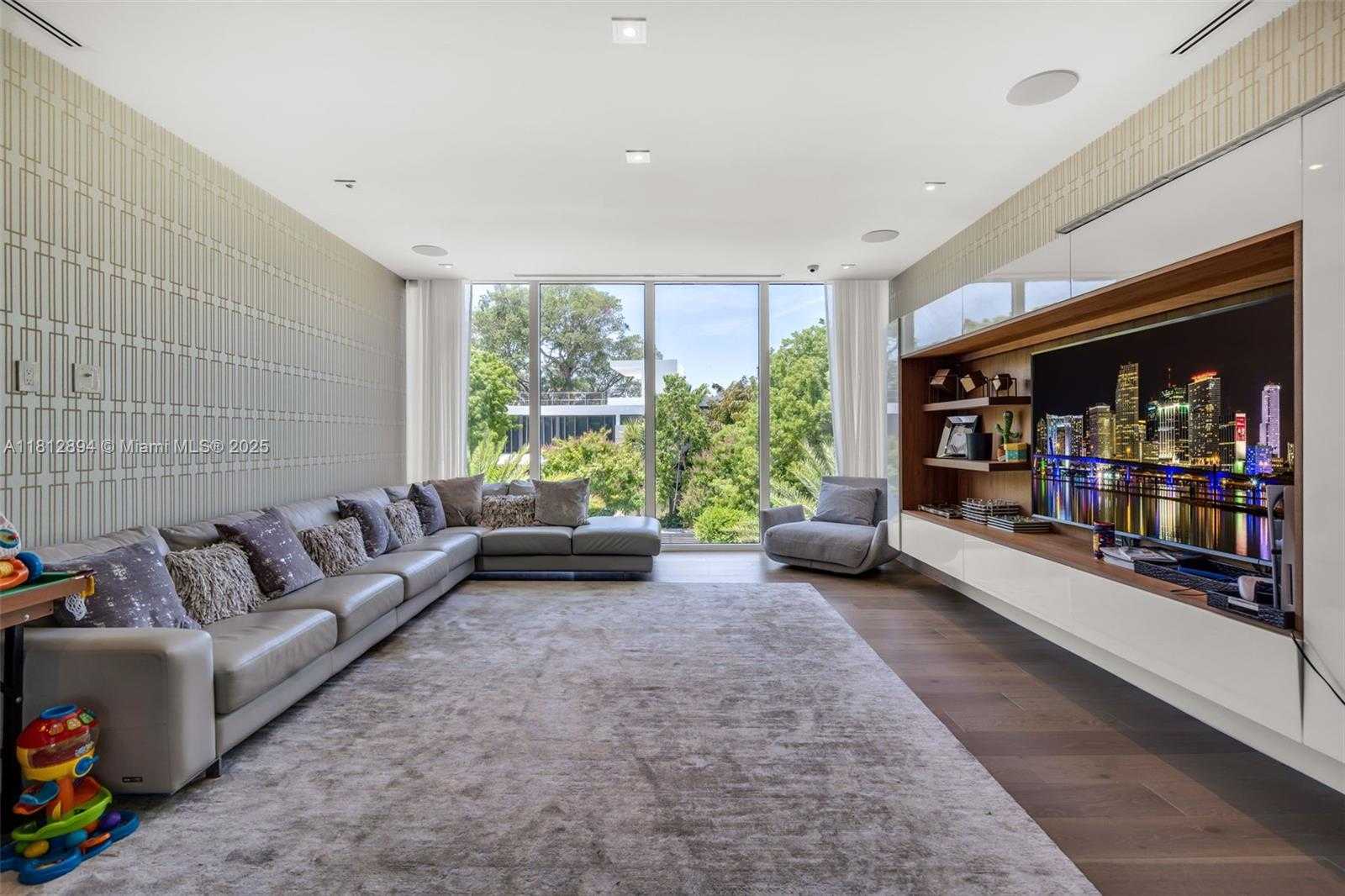 Small Image of 420 ISLAND DR, Key Biscayne Number 35
