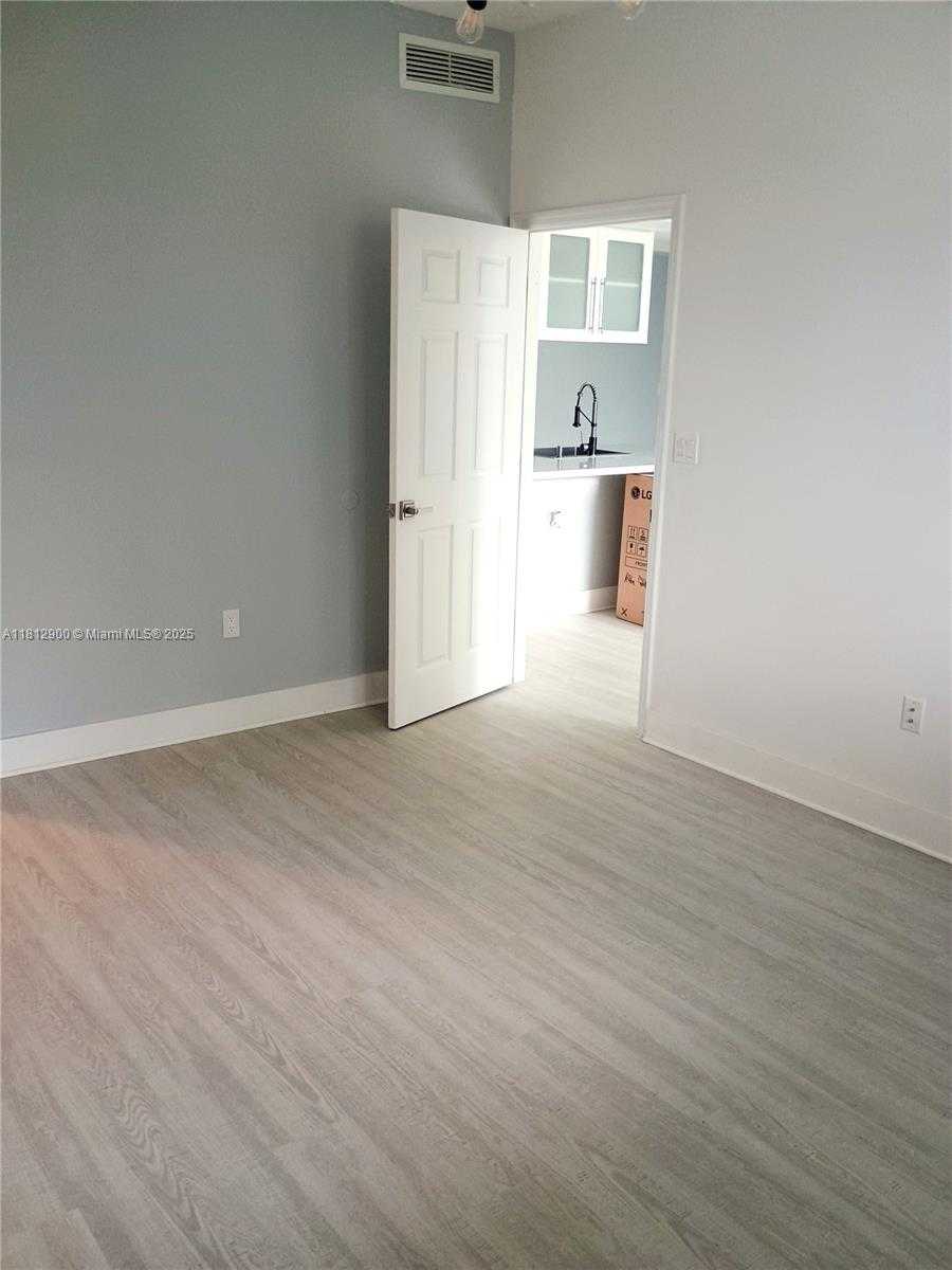 Small Image of 275 NORTH EAST 18TH ST #303, Miami Number 9
