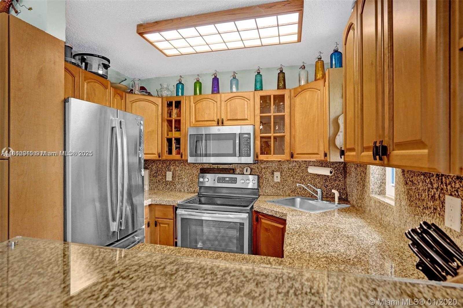Small Image of 2940 SHIPPING AVE, Miami Number 10