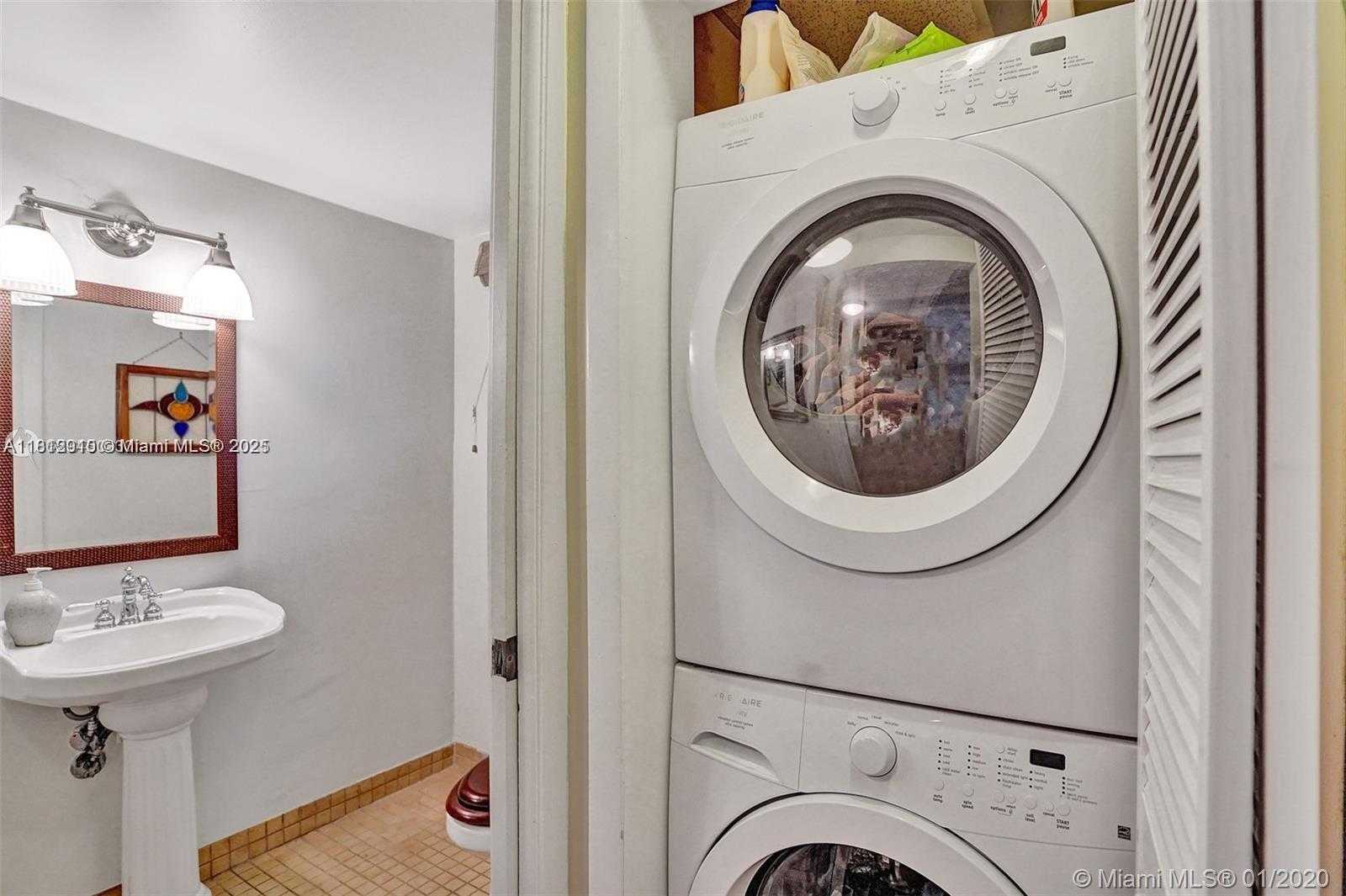 Small Image of 2940 SHIPPING AVE, Miami Number 12