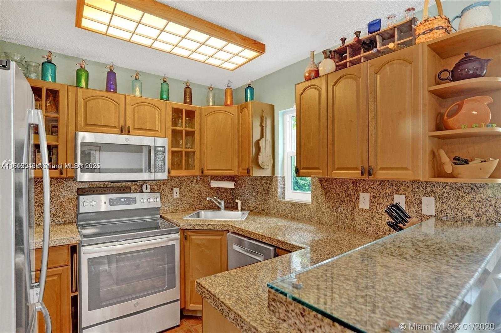 Small Image of 2940 SHIPPING AVE, Miami Number 9