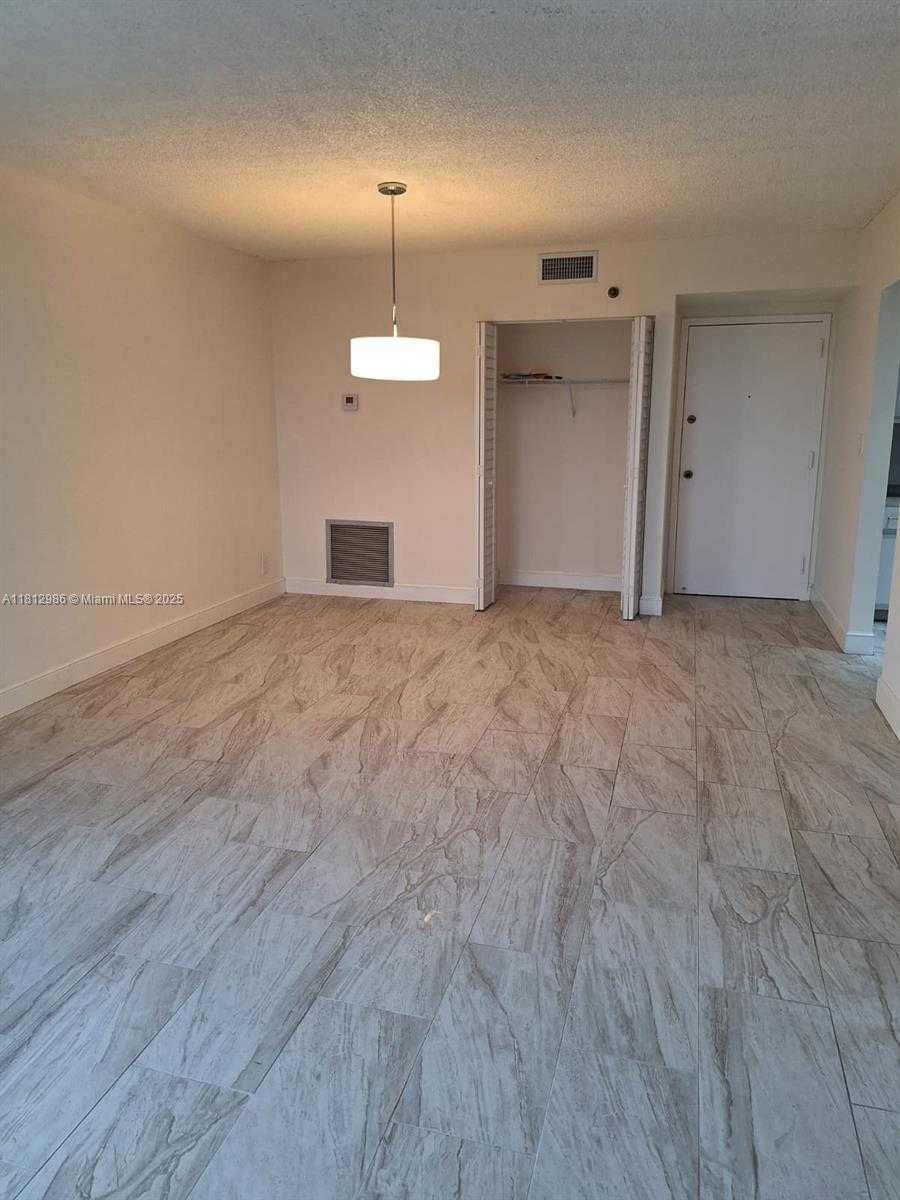 Small Image of 901 HILLCREST DR #415, Hollywood Number 5
