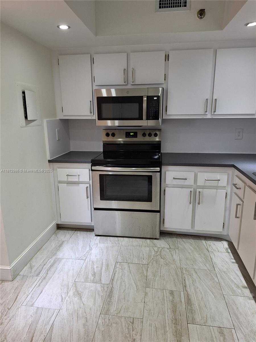 Small Image of 901 HILLCREST DR #415, Hollywood Number 9