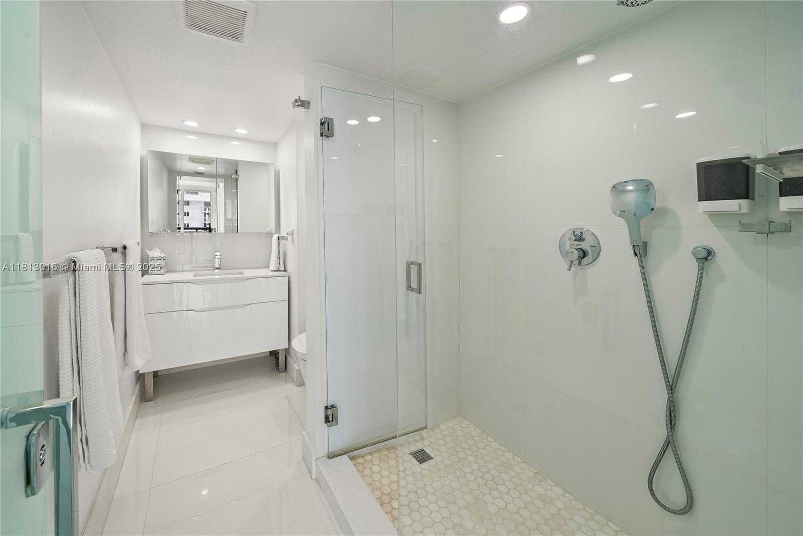 Small Image of 2555 COLLINS AVE #1714, Miami Beach Number 13