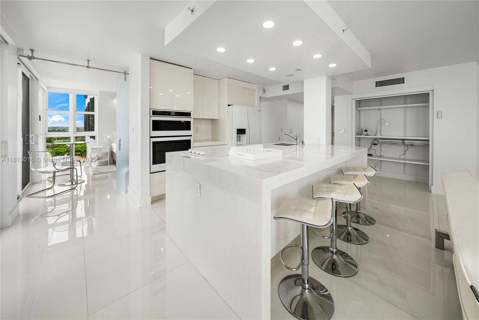 Small Image of 2555 COLLINS AVE #1714, Miami Beach Number 17