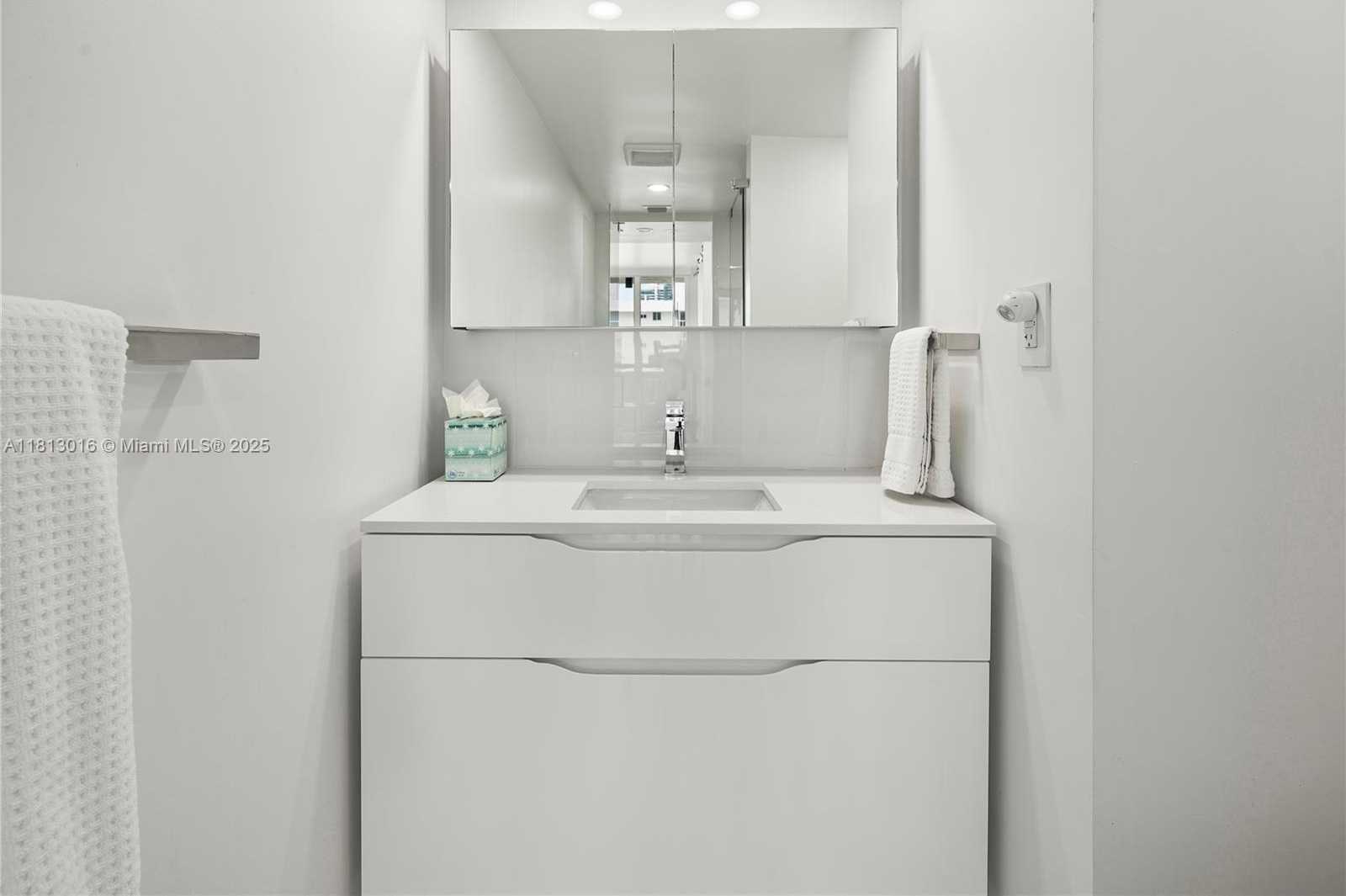 Small Image of 2555 COLLINS AVE #1714, Miami Beach Number 2