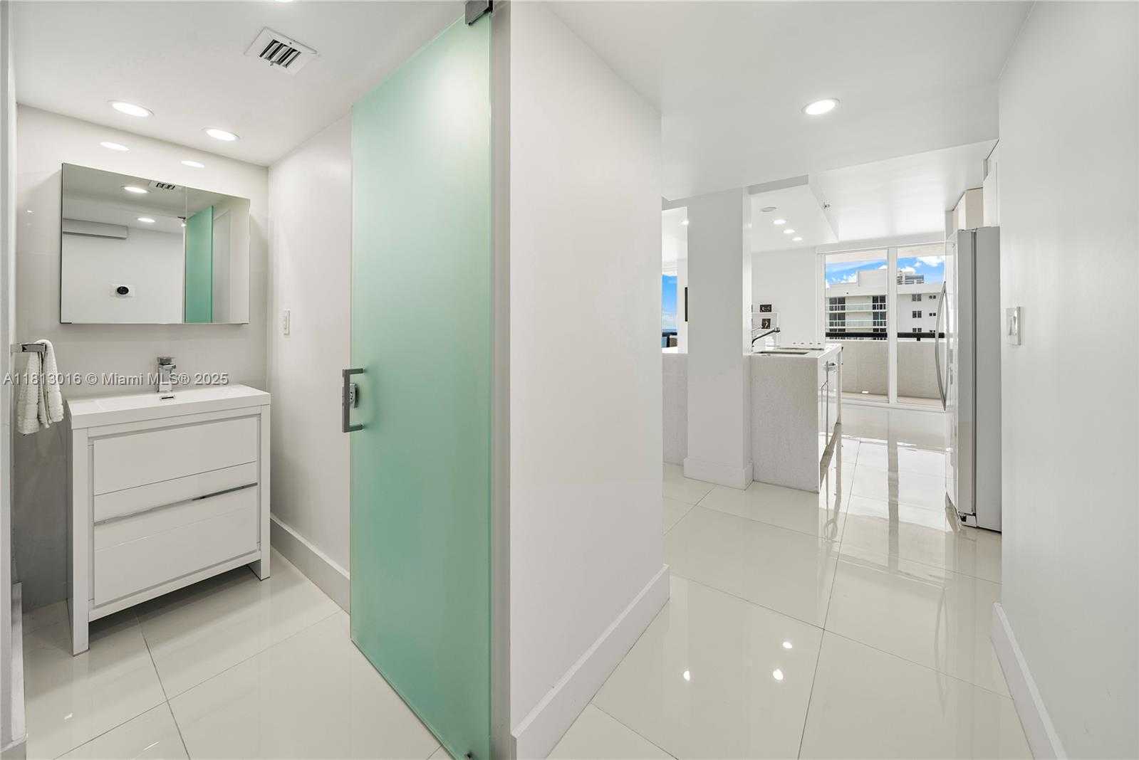 Small Image of 2555 COLLINS AVE #1714, Miami Beach Number 23