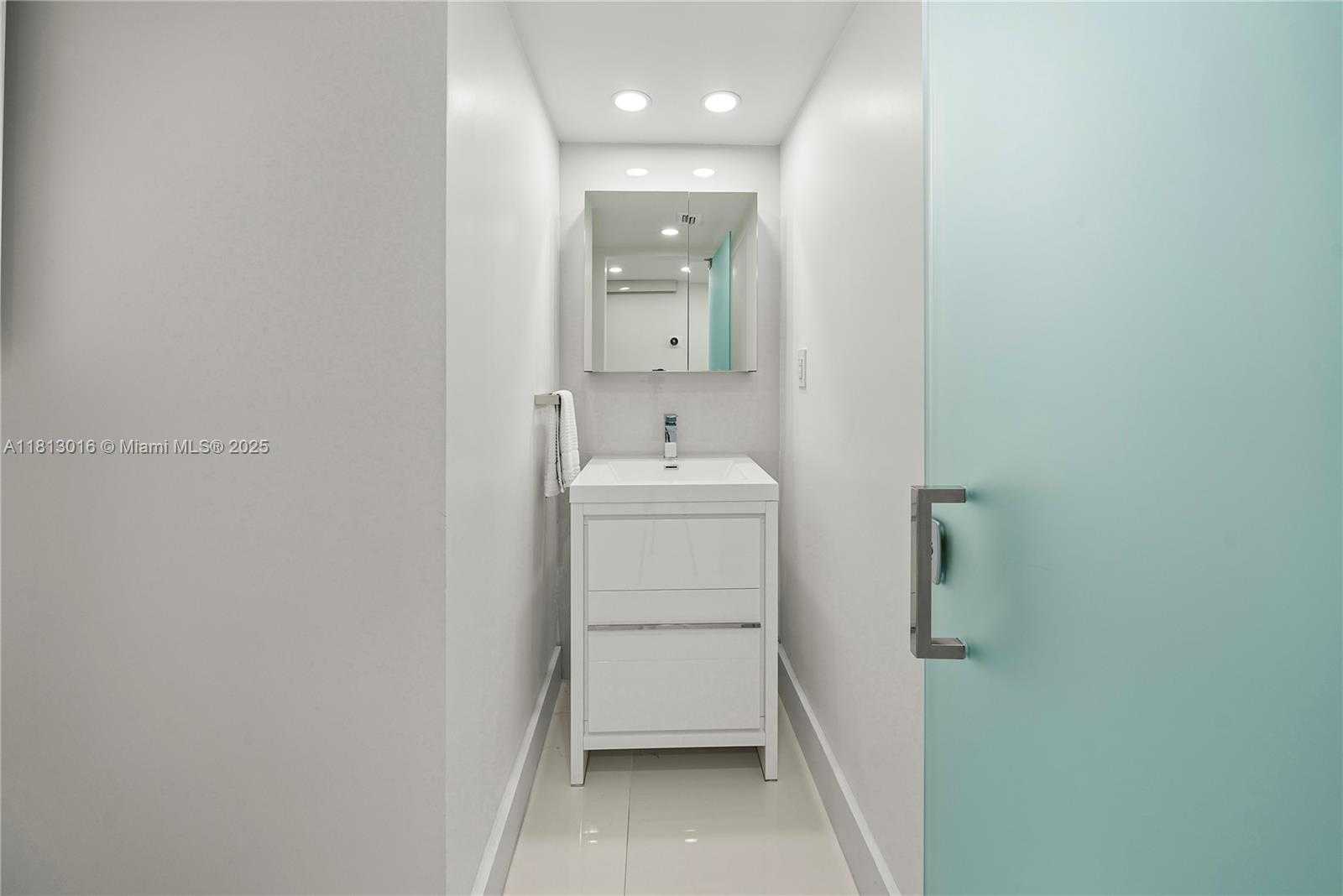 Small Image of 2555 COLLINS AVE #1714, Miami Beach Number 24