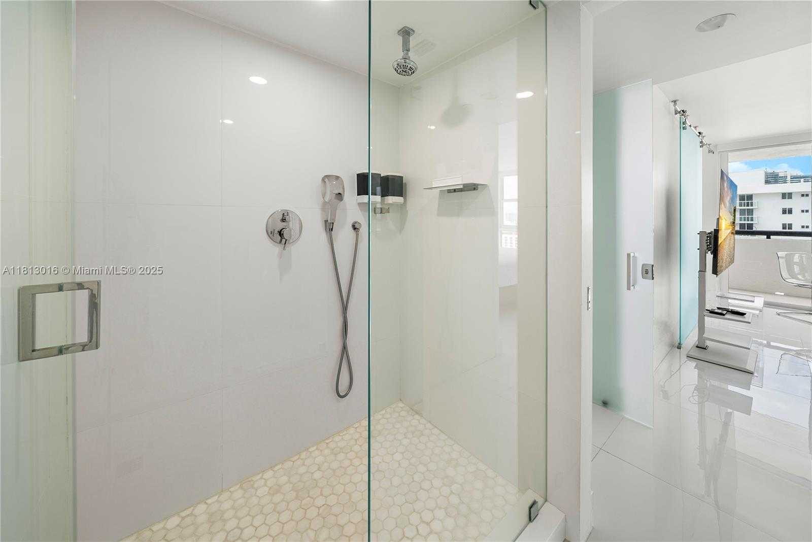 Small Image of 2555 COLLINS AVE #1714, Miami Beach Number 3