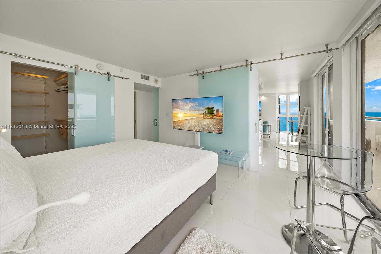 Small Image of 2555 COLLINS AVE #1714, Miami Beach Number 4