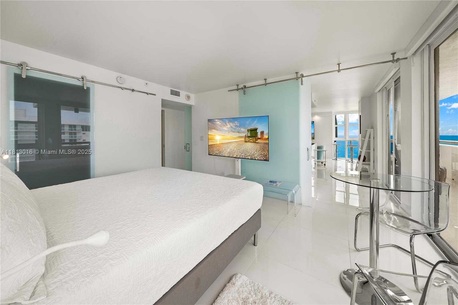 Small Image of 2555 COLLINS AVE #1714, Miami Beach Number 5