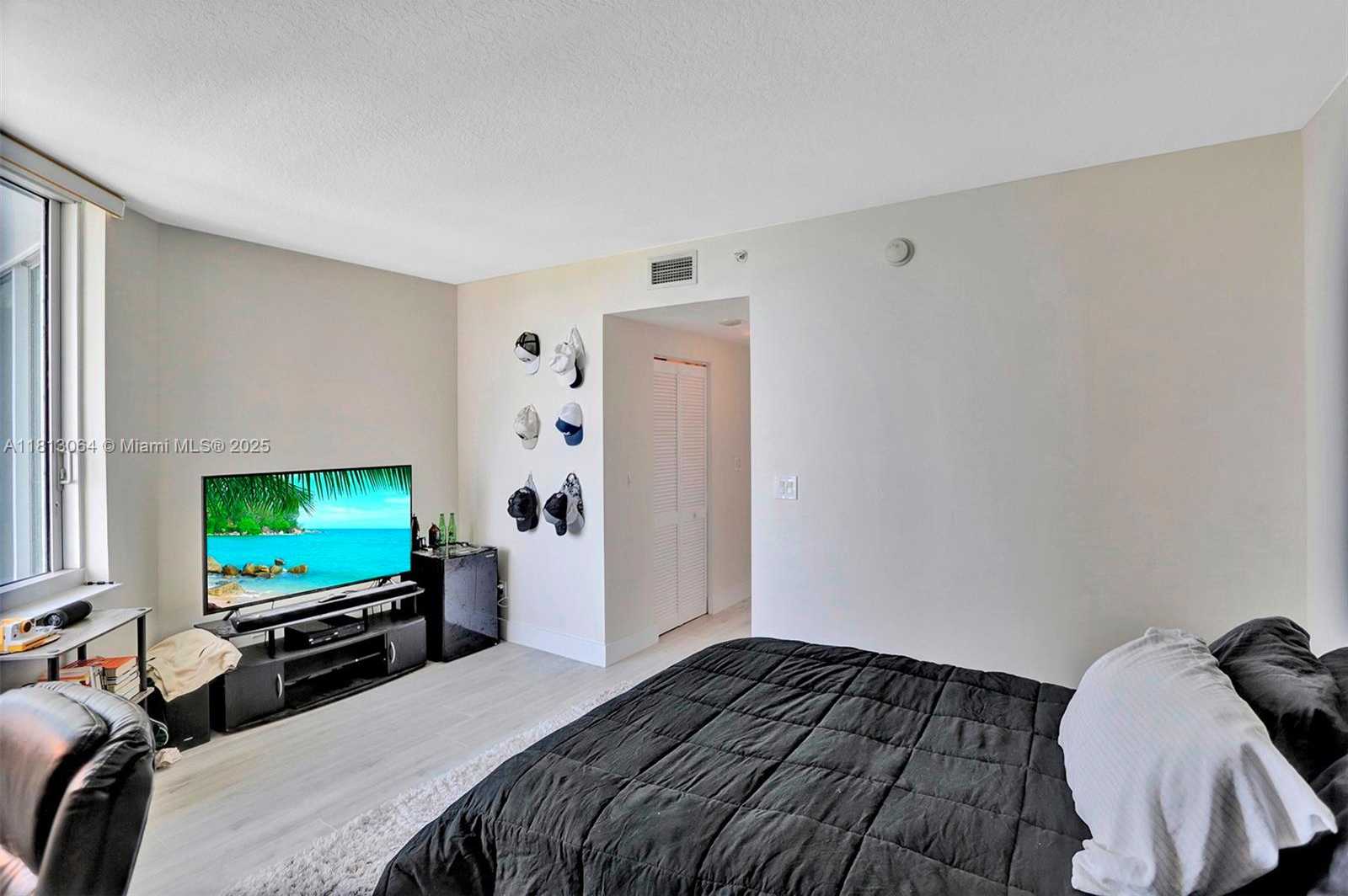 Small Image of 325 SOUTH BISCAYNE BLVD #2414, Miami Number 4