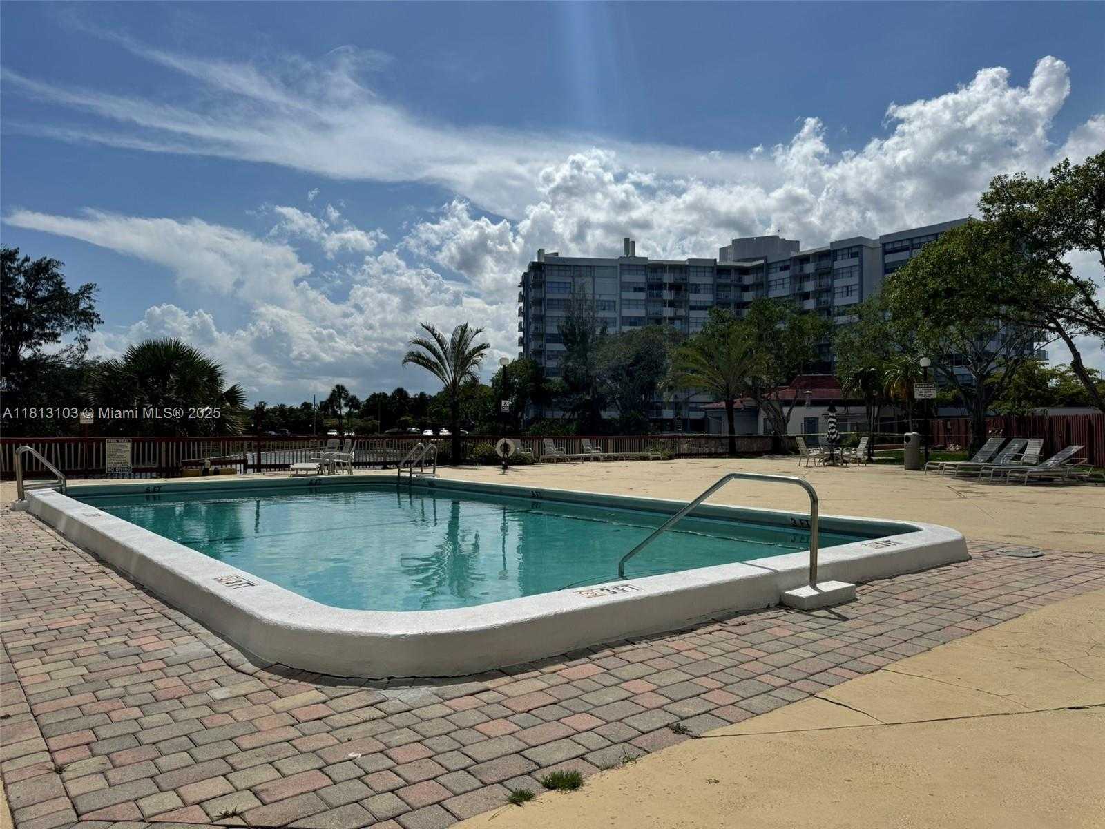 Small Image of 1300 NORTH EAST MIAMI GARDENS DR #521E, Miami Number 18