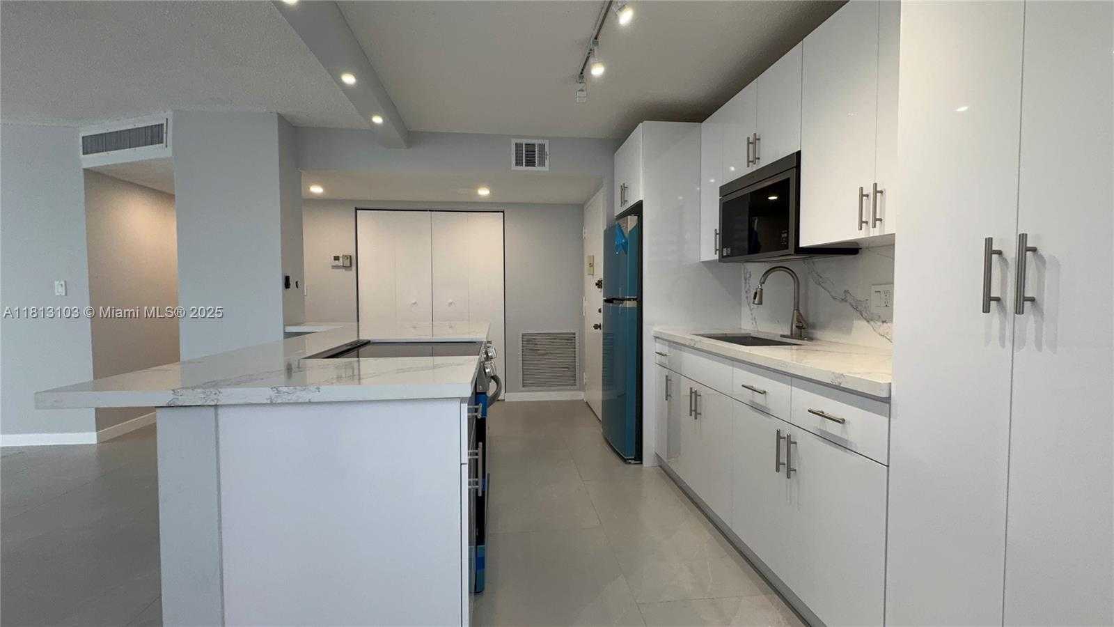Small Image of 1300 NORTH EAST MIAMI GARDENS DR #521E, Miami Number 2