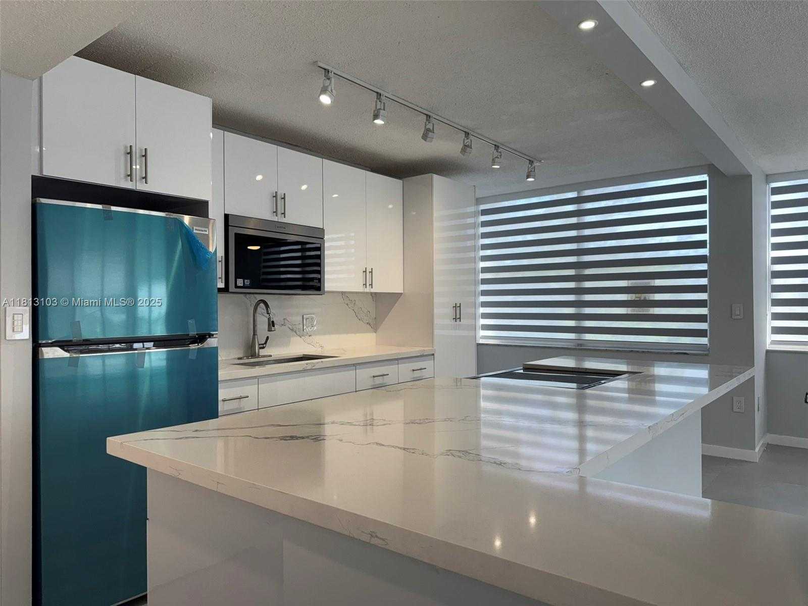 Small Image of 1300 NORTH EAST MIAMI GARDENS DR #521E, Miami Number 3