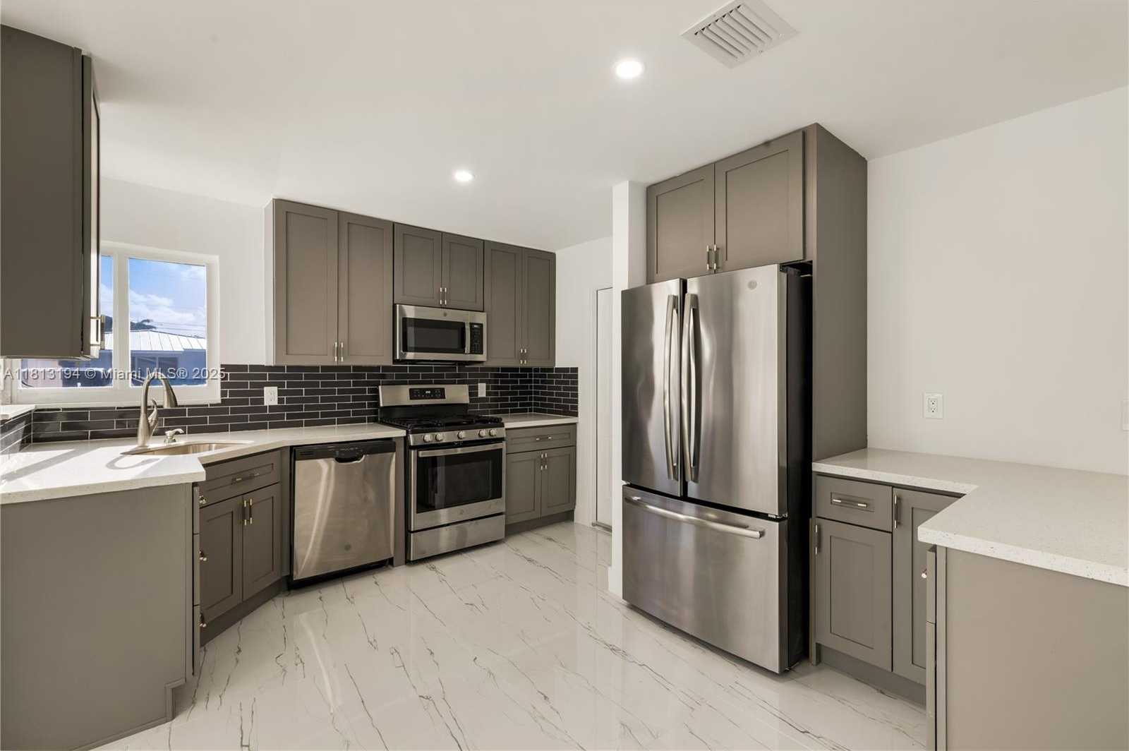 Small Image of 2111 NORTH 14TH CT, Hollywood Number 19