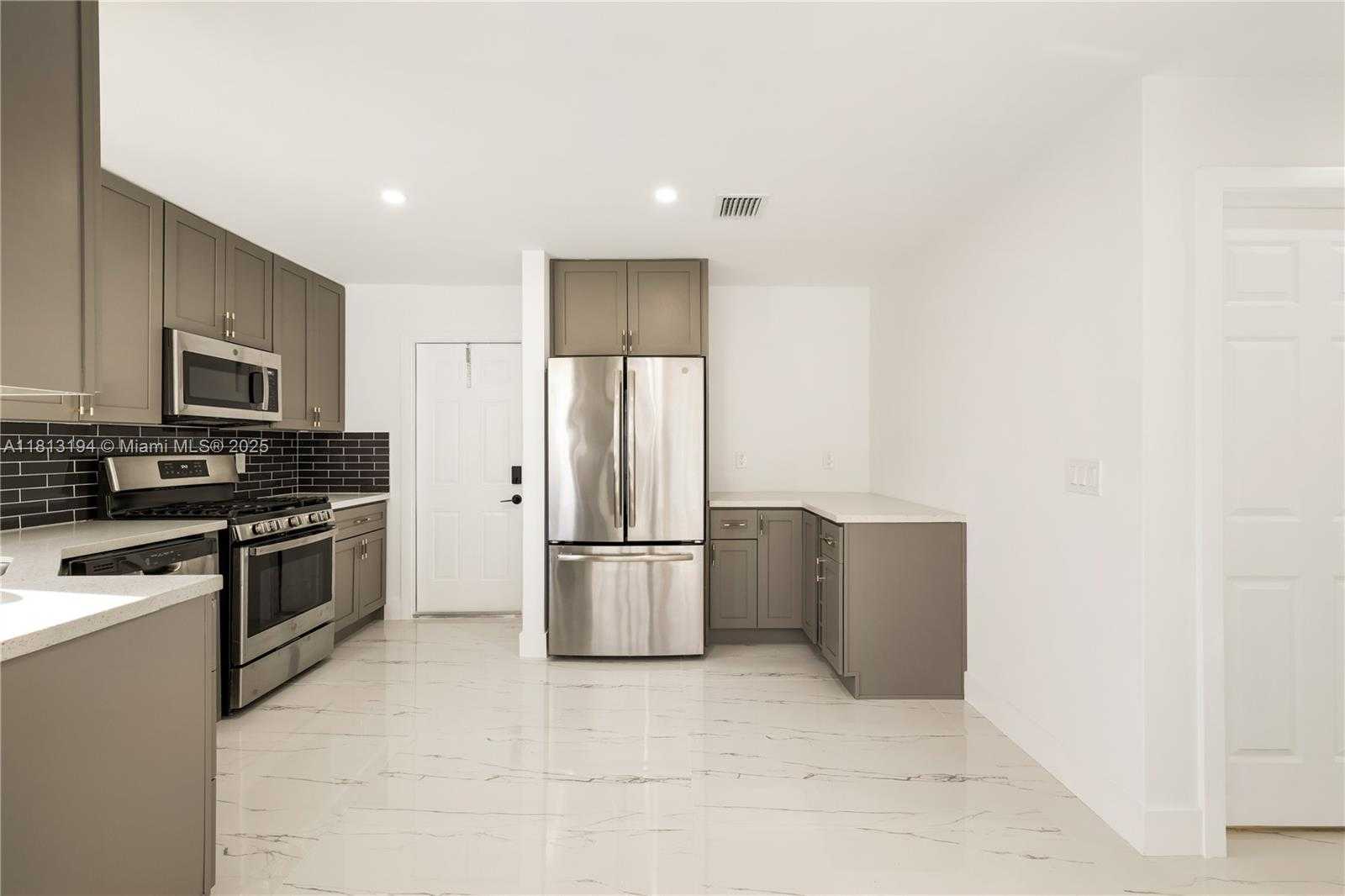 Small Image of 2111 NORTH 14TH CT, Hollywood Number 22