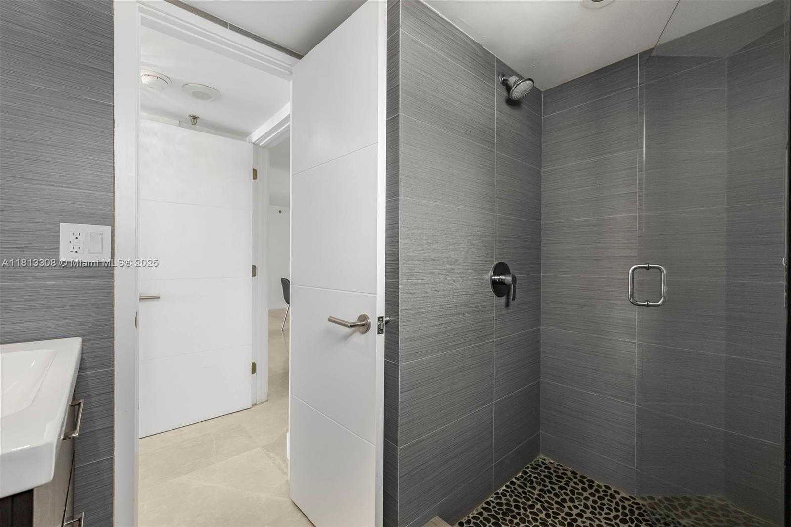 Small Image of 2625 COLLINS AVE #907, Miami Beach Number 32