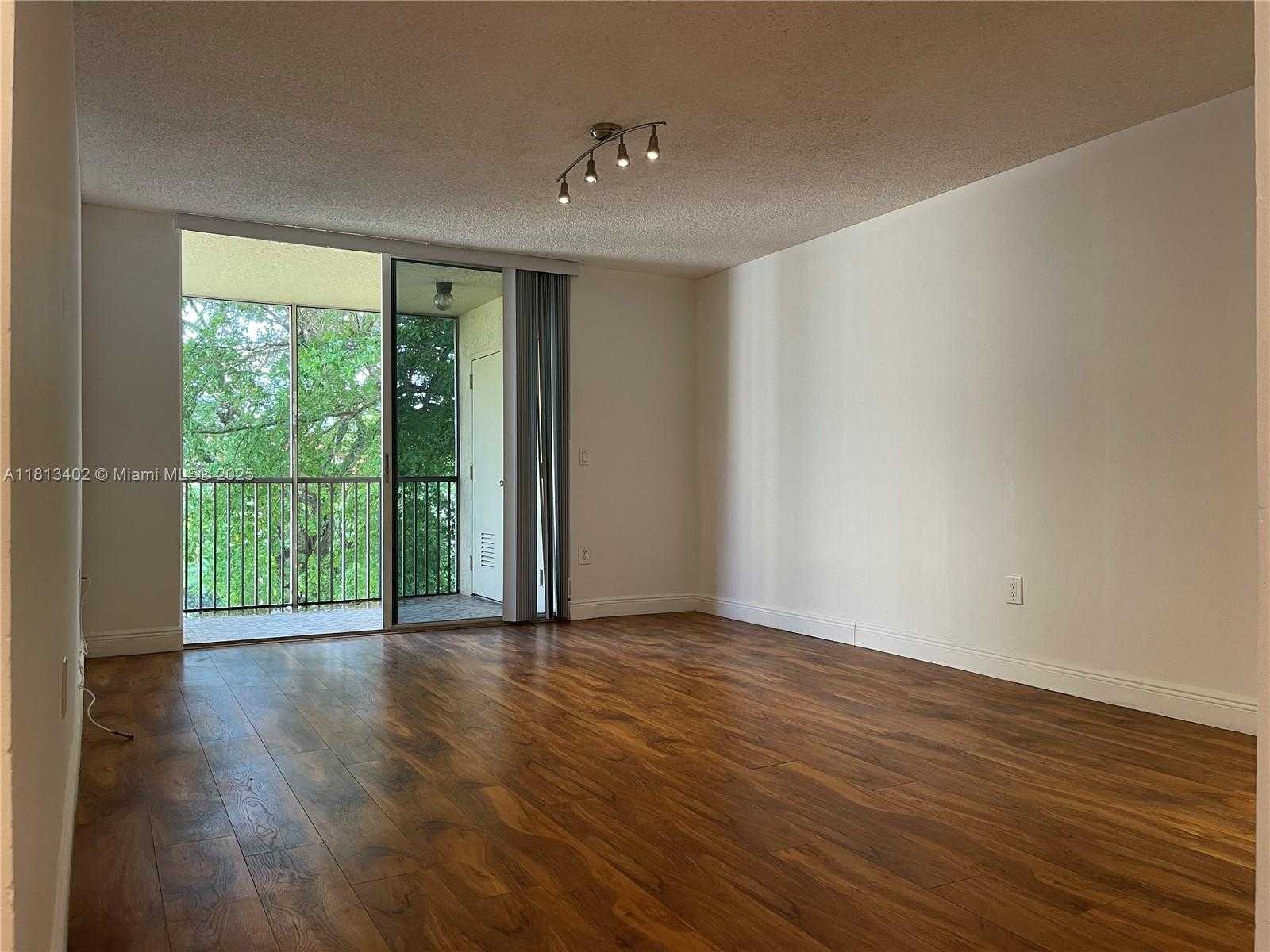 Small Image of 8373 LAKE DR #306, Doral Number 10